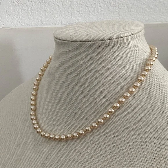 Vintage 1960s imitation pearl necklace and earring set - Picture 9 of 12